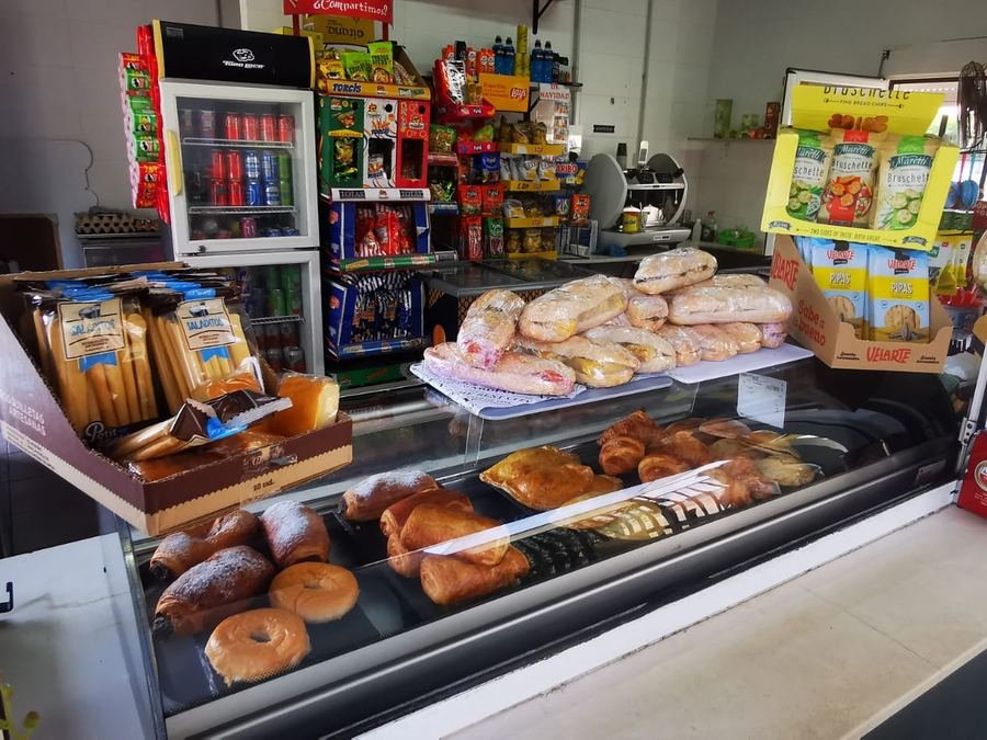 Barra de la cafetería con la vitrina de bollería