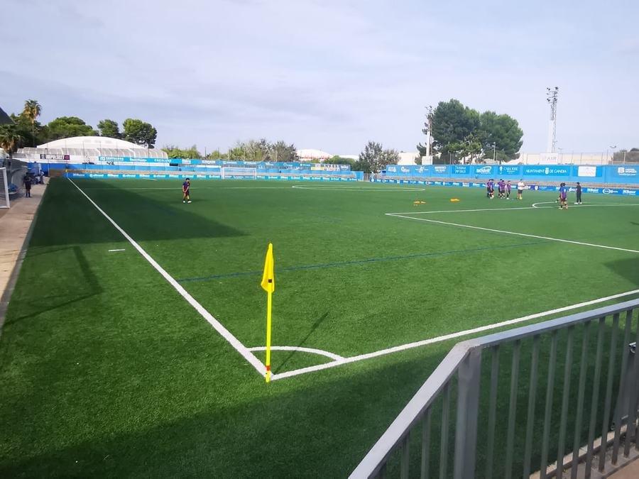 Campo de fútbol de césped artificial visto desde la grada