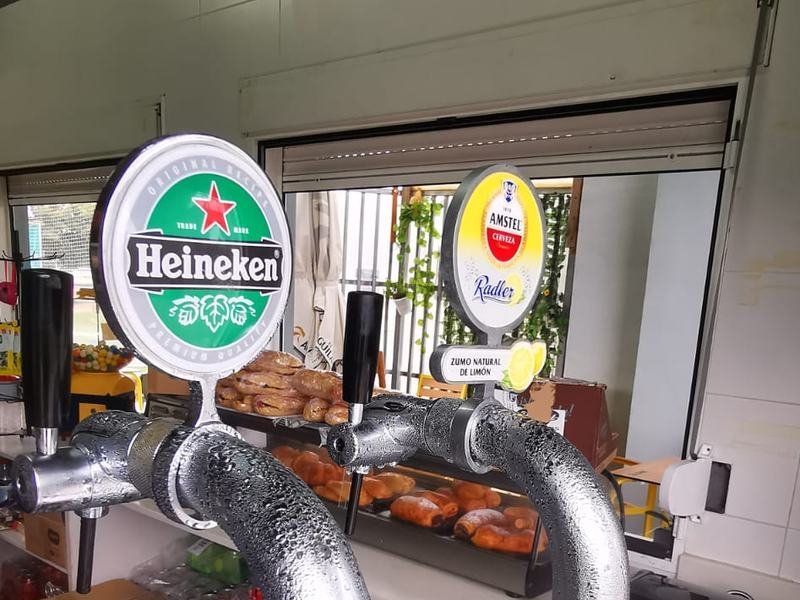 Grifos de cerveza Heineken y Amstel Radler