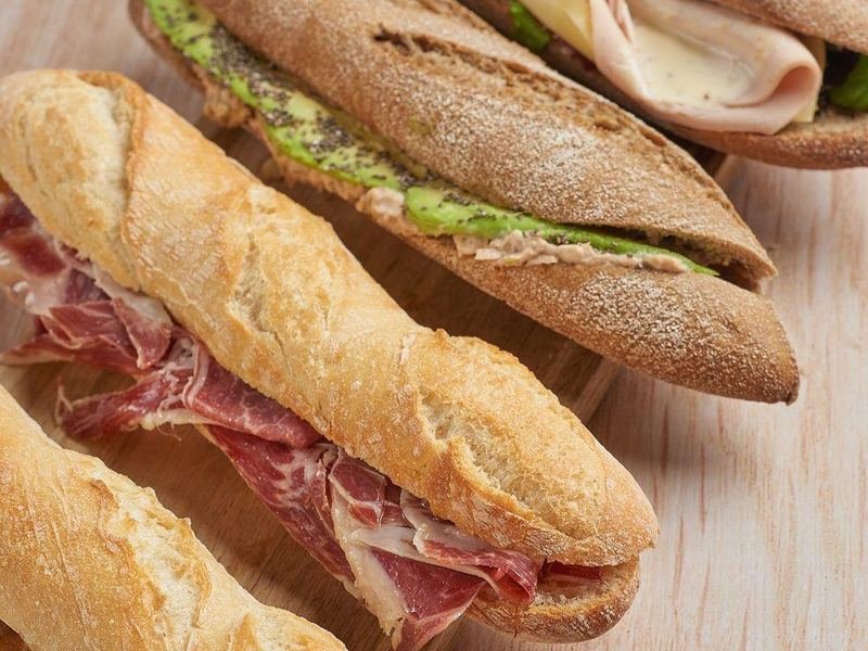 Bocadillos de jamón, aguacate y pavo con queso