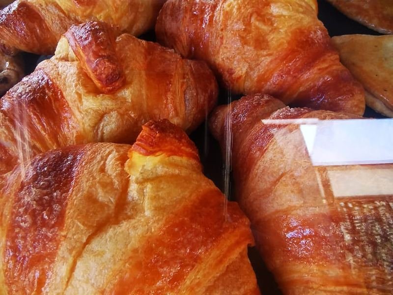 Cruasanes recién hechos en la vitrina