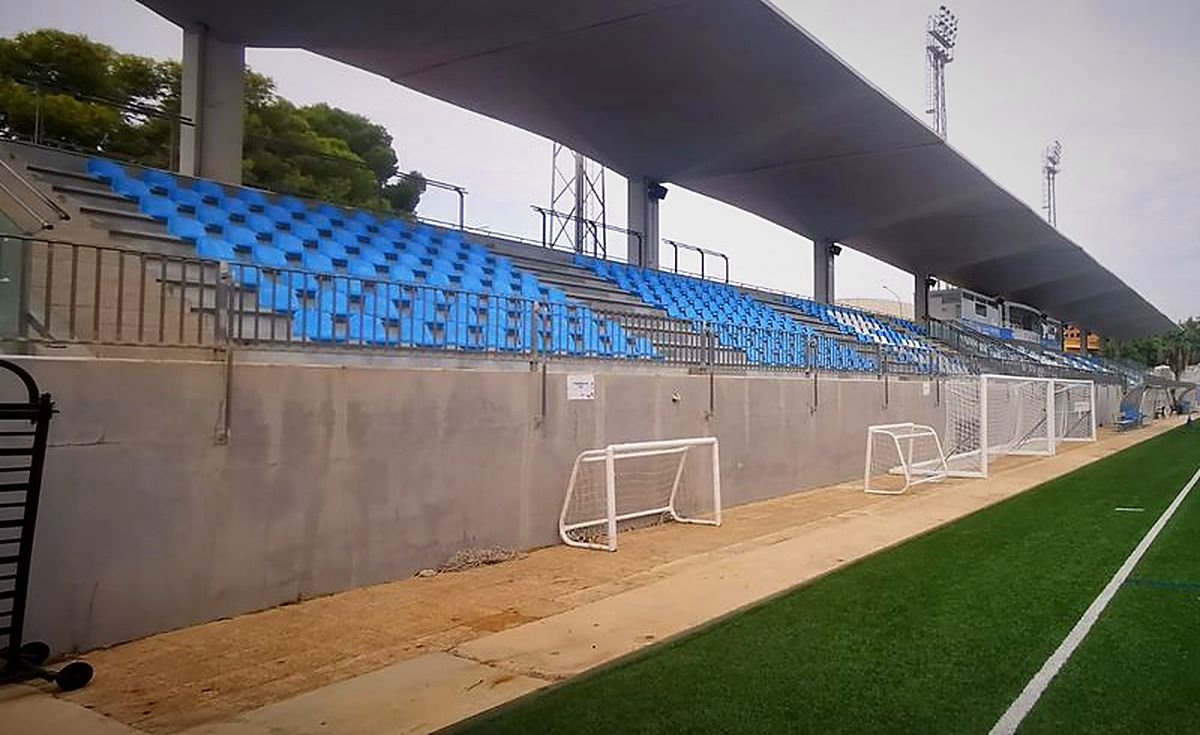 Tribuna cubierta con asientos azules